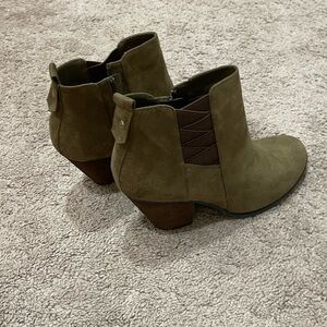 Brand new women’s brown fabric boot size 10